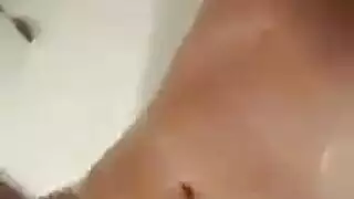 الاستحمام شقراء