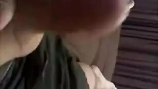 استمناء صريح: شاب معضل يفرغ حمولته من قضيبه الكبير