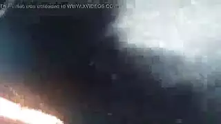 قضيب رجل أسود متزوج يملأ فرج سمراء على أرضية الصالة