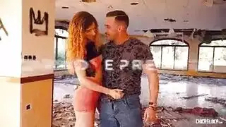 مراهقة شقراء قصيرة الشعر تُمارس معها الجنس بعنف