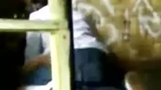 مراهقات راكعات تمص وتبتلع قضيبًا أسود كبيرًا في مشهد إباحي