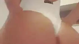 آسيوية ذهبية البيكيني تخلع الجوارب الطويلة ثم تأخذ قضيبًا عميقًا
