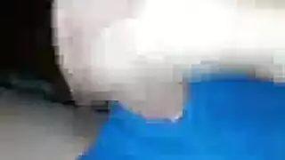 مكافأة المدرب: اثنتان من رواد الصالة الرياضية كبيرتا الصدر تمتصان وتمارسان الجنس مع أداته الكبيرة