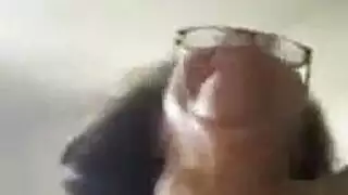 يمزق سروالها الداخلي اللاتكس ويضع قبلة عميقة ورطبة