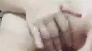 رجال أقرن يأكلون هرة رطبة بعد مداعبة بالإصبع شديدة