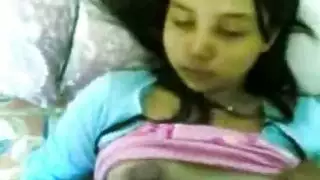 إيلاج قاسي في فتحة الفتاة النائمة الضيقة