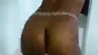 تحتوي غرفت الفندق على سرير وحد