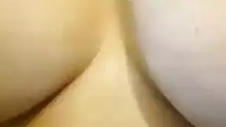 تصوير إباحي خلف الكواليس: ممثلات تتبول بعد مشهد جنس جماعي