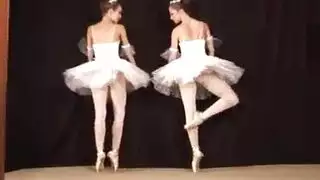 راقصة الباليه ملقاة على طاولة التدليك، في حين أن مدلك فرك برفق كس شعر