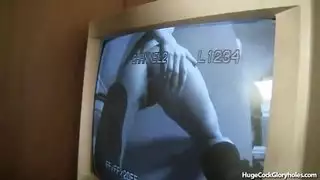 استمناء خفي في الحمام صديقة تدلك فرجها المبلل في العلن