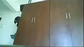 كاسي مرتدية النظارات تمص القضيب ثم تداعب رأسه بلسانها في فيلم إباحي خام