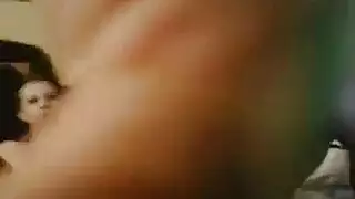 فتاة عارية ، بريت يتحكم بها أباريق الحليب واسعة النطاق مع الكرات لها من خلال اختراق مزدوج العصير