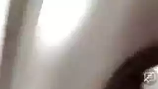 كلبة شرسة مع فتاة آسيوية سمراء