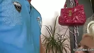 بلعفيه قطع الهدوم وهيا نايمه