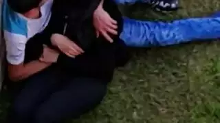 جنس في حديقة عامة: فتاة محجبة تئن بصوت عال بينما تُضرب بوضعية الكلب