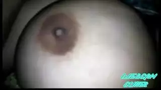 فيديو إكس إكس إكس عربي منزلي: أثداء مهتزة وجنس فموي عميق