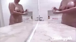 ثدي ومؤخرة كبيرة لربة منزل عربية ممتلئة مغطاة بالرغوة