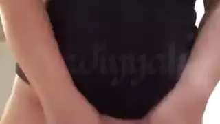 مثيرة ومفلسة، هذه الفتاة العربية تظهر ثدييها وتداعب فرجها المشعر على الكاميرا