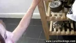 اثنان مثليتان أنيقتان في وضعية 69 الحميمة، يمارسان الحب بعناية وشغف