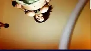 عنيف: فتاة شقراء تخلع ملابسها الداخلية وتنصدم بالوضعية الخلفية