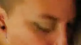 بنت تخرف وحدها وتكب بوظه