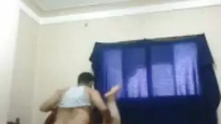 عربية مؤخرة كبيرة تأخذ عدة قضبان