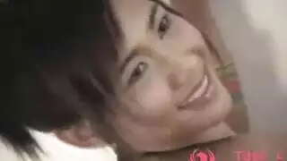 فتيات شغوفات تشاركان رجلًا في ممارسة ثلاثية جامحة