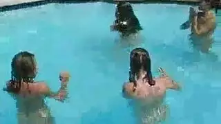 الكلبة المتعطشة كابري تريد دائمًا المزيد من القضبان في فيلمها الإباحي الثلاثي