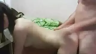 مراهقة نحيفة بعيون جميلة تمص بعمق وتعبأ مهبلها الضيق