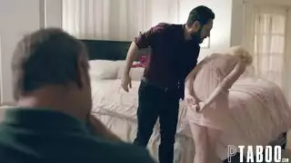 شقراء فاتنة كبيرة الصدر تبتسم ثم تتعرى بالكامل