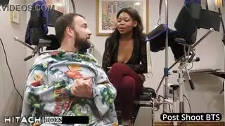 هزة جماع جامحة لميني روز من هزاز الطبيب في هذا الشريط الجنسي الصريح