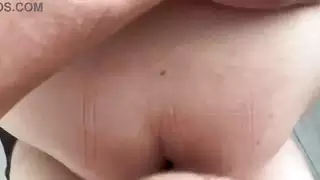 مشهد إباحي: زوجة الأب العربية تئن بينما يدخل القضيب فتحتها الضيقة أثناء التنظيف