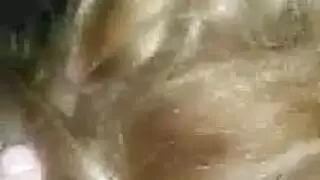 شقراء مراهقة تمص قضيبًا صلبًا حتى ينزل حمله