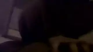 فتاة شقراء مفلسة تأخذ قضيبًا أسود ضخمًا لركوبة قاسية