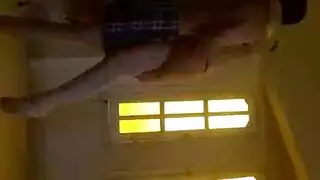 مشهد رقص إباحي: العشيقة مرتدية البيكيني تتعرض لحركات قبض على الثدي