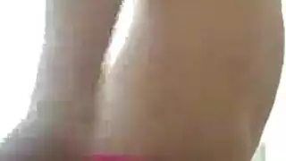 إباحية في موقف السيارات: امرأة كبيرة المؤخرة تتعمق في المص وزوجها يتحدث بكلام فاحش