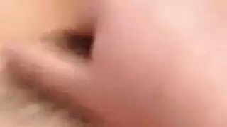 عاهرة ناضجة قصيرة الشعر تُدكّ بقضيب أسود كبير في منزلها