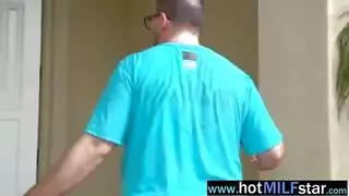 ممارسة جنسية متعرقة في المزرعة مع عضلات مصرية