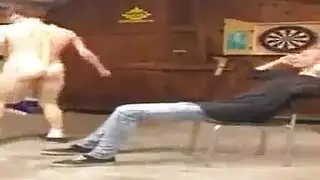 ممارسة جنس علنية على الشرفة مع قذف داخلي من عدة رجال