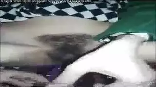 مقطع إباحي جديد: فتاة بفرج مهذّب تؤدي مشهد استمناء فردي