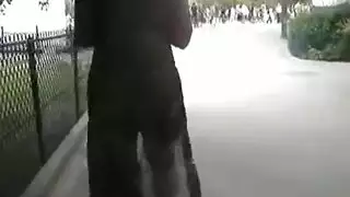 شقراء حمراء ترتدي جوارب سوداء تأخذ قضيبًا صلبًا بعمق في مؤخرتها من الخلف