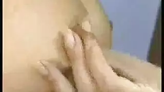 شقراء وسمراء تتعرضان لهجوم جماعي من عدة رجال في غرفة خاصة