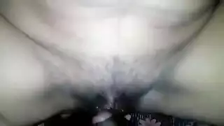 مع علم أوكرانية